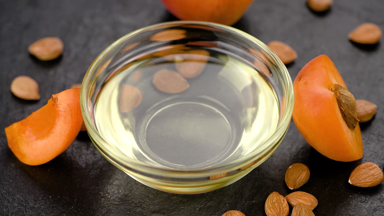Olio di nocciolo di albicocca su un piatto rotante (loop continuo)