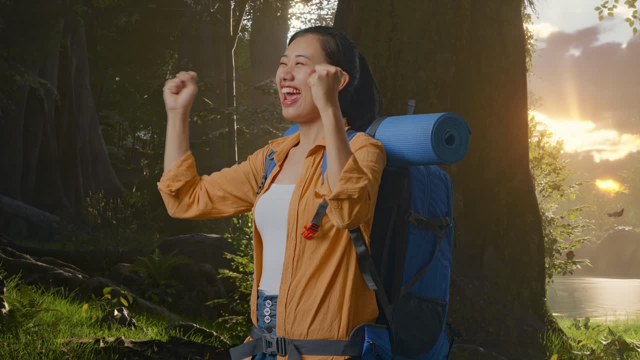 흥분 된 여자 는 숲 에서 산책 하고 있다