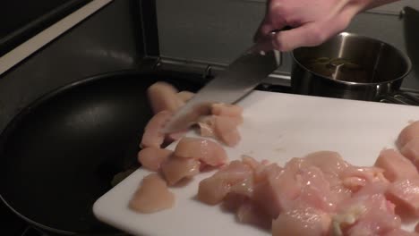trozos de pollo en rodajas que se ponen en una sartén para freír