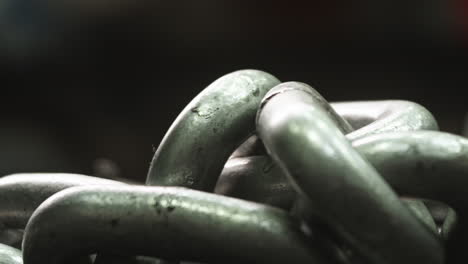 cadenas de metales pesados en el piso de la sala de pesas del gimnasio, primer plano, desplazamiento a la derecha, cámara lenta
