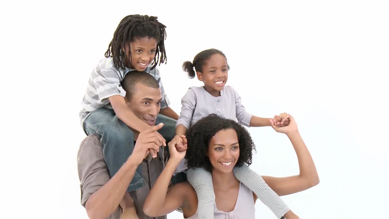 Afro-Amerikalı ebeveynler oğullarını ve kızlarını sırtlarında taşıyor