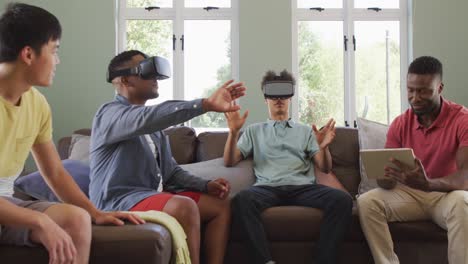 felices amigos varones diversos usando auriculares vr y hablando en la sala de estar