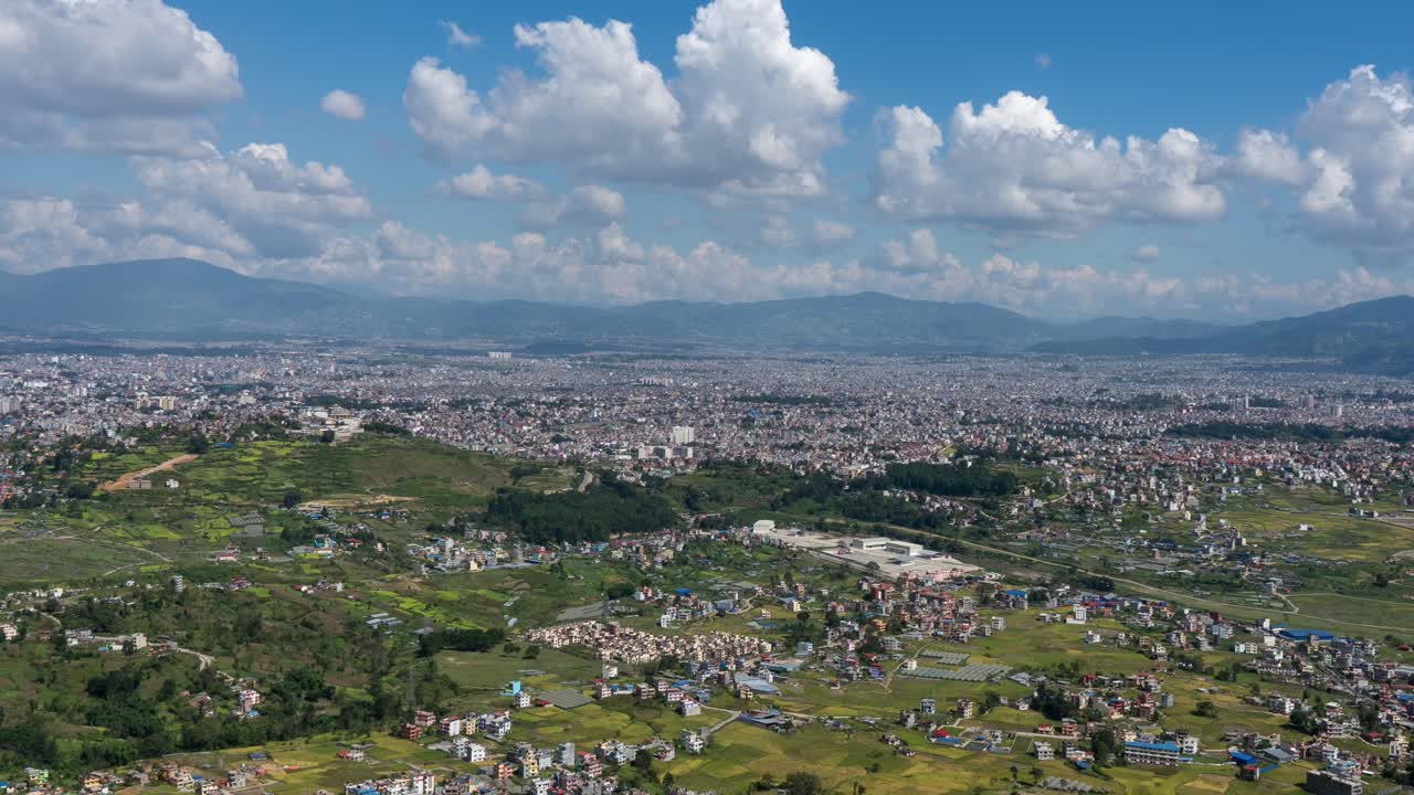 un lapso de tiempo de las nubes sobre la ciudad de katmandú, nepal