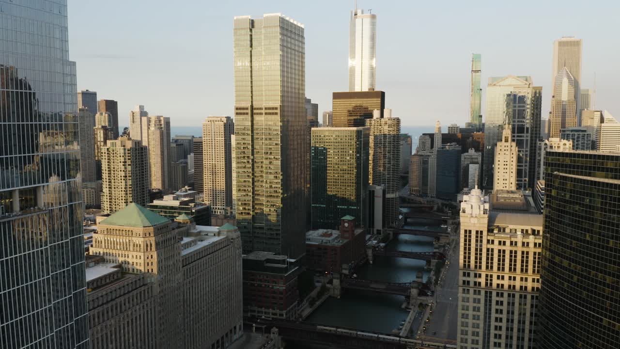 perspectiva de ojo de pájaro de alto ángulo en el centro de chicago en la tarde de verano