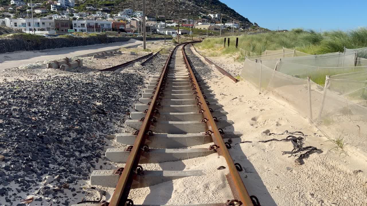 Vías de tren en la playa de Glencairn, cerca de Ciudad del Cabo, Sudáfrica