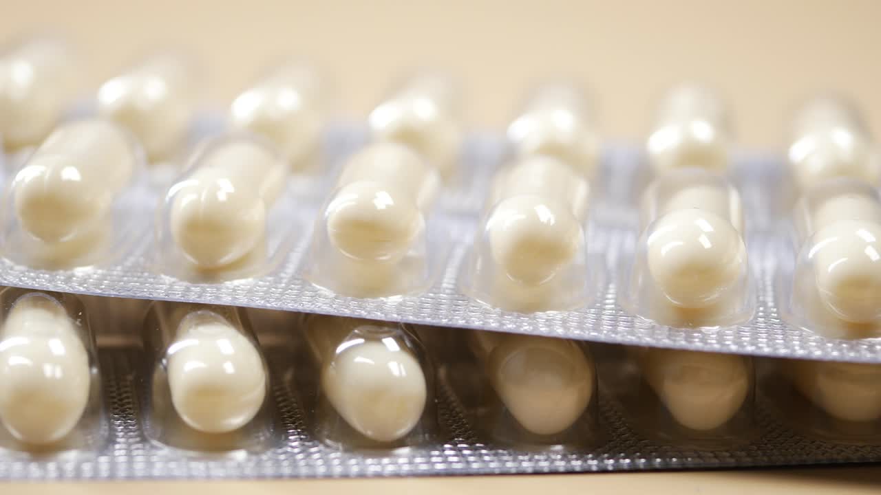 cápsulas blancas en embalaje de blister