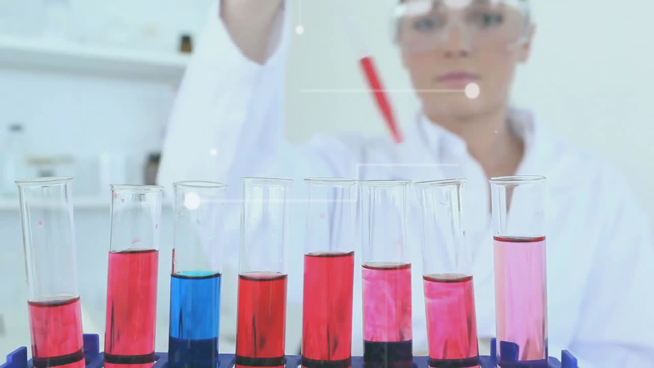 animación de la red de datos sobre feliz científica caucásica mezclando soluciones químicas en el laboratorio
