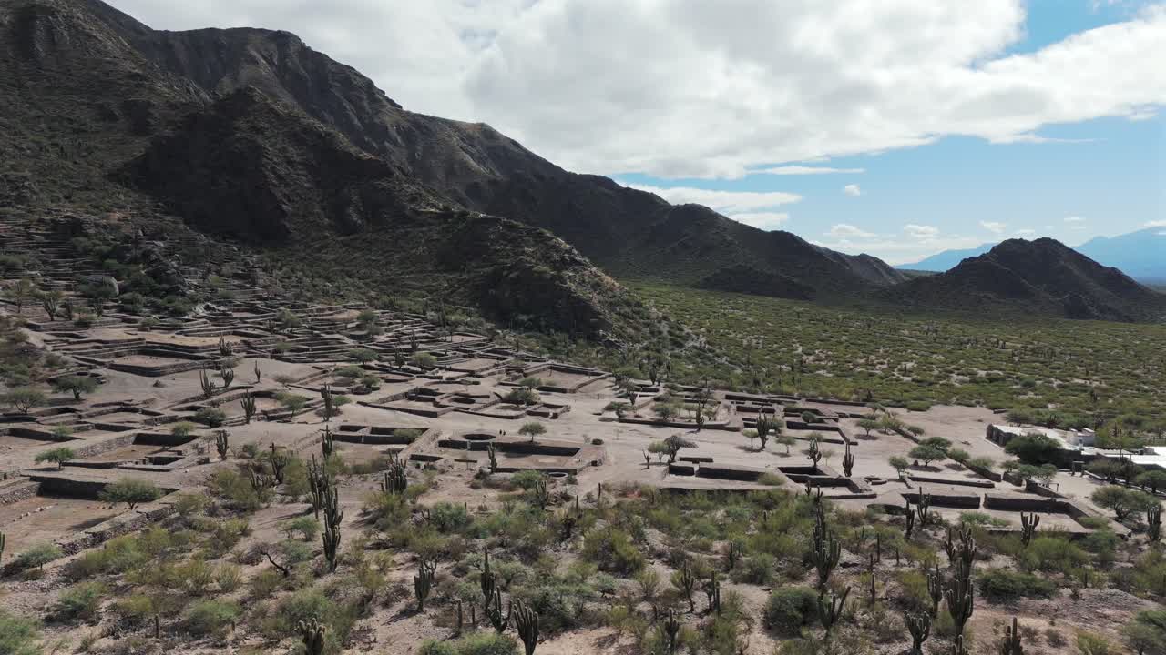 panorámica aérea sobre las ruinas de quilmes en el paisaje desértico, argentina