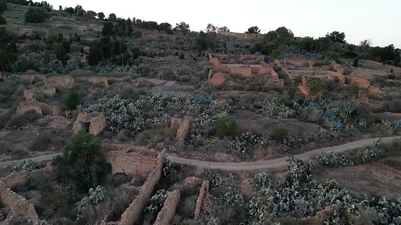 vista aérea de las ruinas de una aldea en el norte de áfrica, donde sólo quedan vestigios