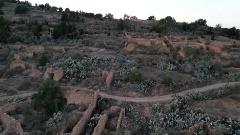 Vista-Aérea-De-Las-Ruinas-De-Un-Pueblo-En-El-Norte-De-África,-Donde-Sólo-Quedan-Vestigios.