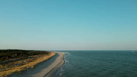 Hermosa-Vista-Aérea-Soleada-De-La-Tranquila-Costa-Arenosa-En-Hel-Polonia-En-El-Mar-Báltico