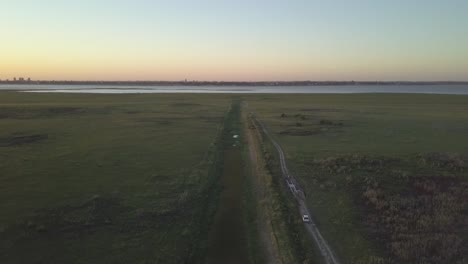 Vista-Aérea-Ascendente-De-La-Laguna-Setubal-Con-El-Horizonte-De-Santa-Fe-En-Argentina-Durante-La-Puesta-De-Sol