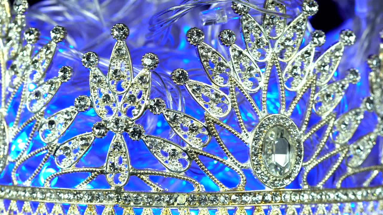 la corona de diamantes y plata del concurso de belleza