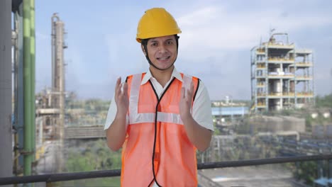 arquitecto indio feliz hablando con alguien