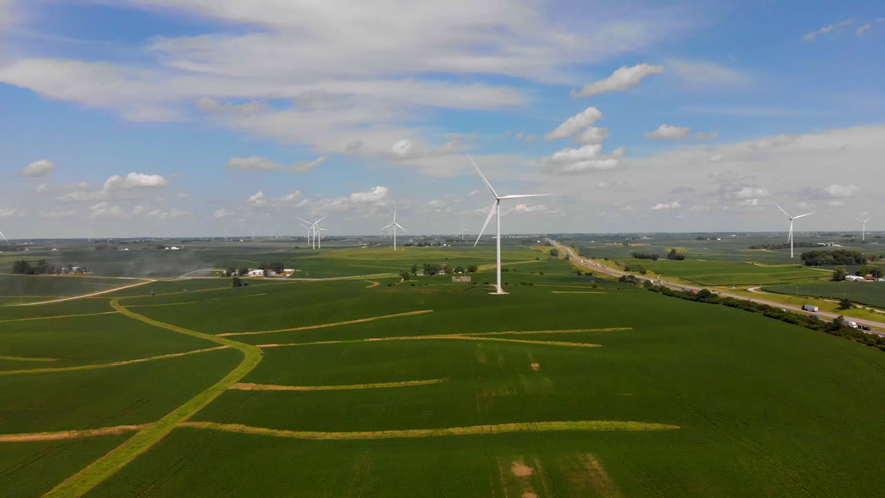 녹색 재생 에너지를 위한 풍력 터빈의 왼쪽 이동 항공 4k 영상