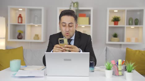 home office worker man texting.