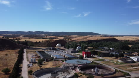 vista aerea de una planta de tratamiento de aguas residuales