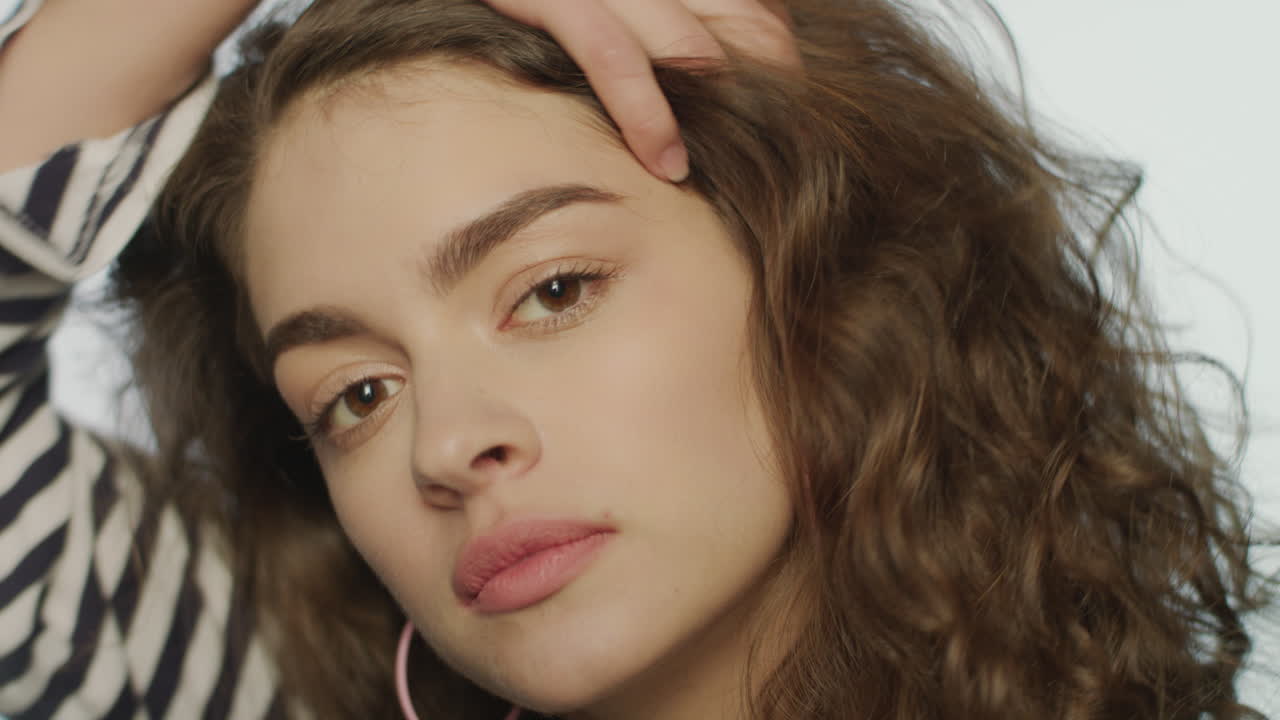 mujer joven sonriendo y guiñando los ojos. cerca de la cara de la chica coqueteando