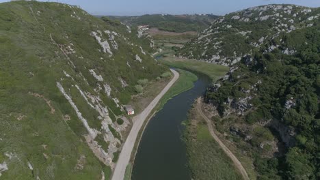 Fluss-In-Den-Bergen,-Luftaufnahme