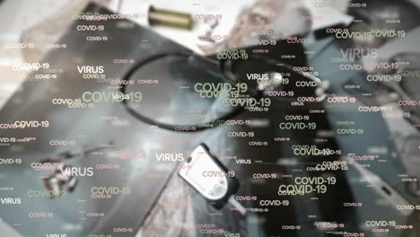 animación de múltiples palabras de covid-19 flotando sobre la caída de la prueba de covid-19 en equipos médicos