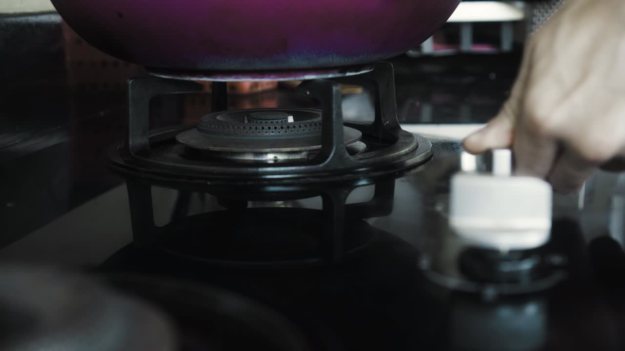 부에서 파란색과 빨간색으로 불타는 불꽃이 있는 검은색 가스 스토브의 비디오