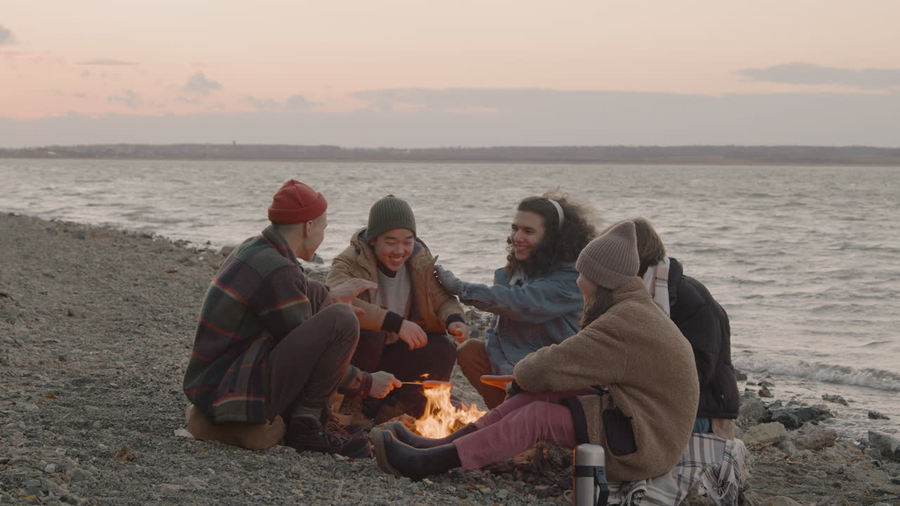 밤에 침대 시트로 덮인 영화를 보는 태블릿을 사용하는 어린 소년