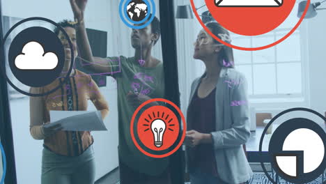 animación de múltiples iconos sobre diversos compañeros de trabajo discutiendo informes en una pared transparente