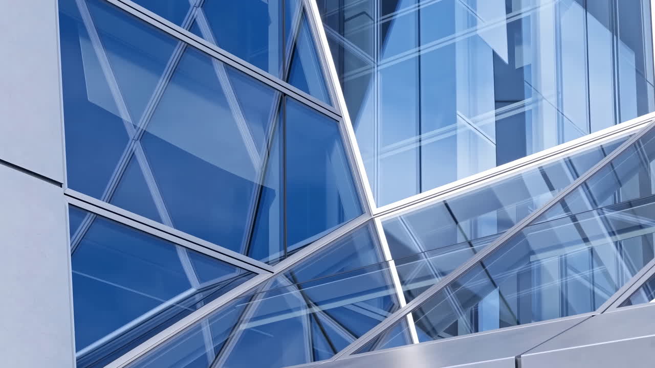 Rascacielos con fachada de cristal azul, con parteluces de acero que se cruzan y marcos diagonales, y reflejos nítidos del cielo.
