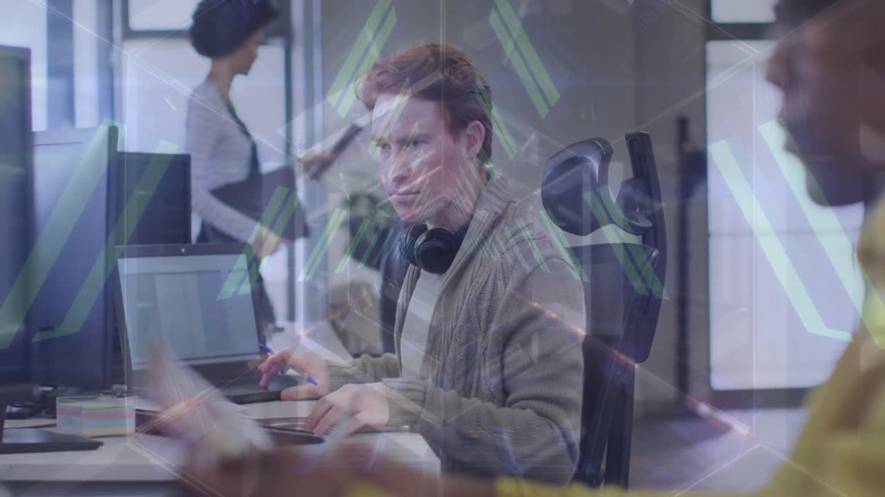 анимация туннеля из огней над различными мужчинами-сотрудниками в офисе