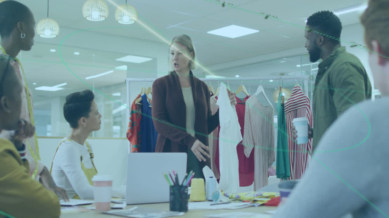 사무실에서 다양한 비즈니스 사람들 위에 움직이는 시계의 애니메이션