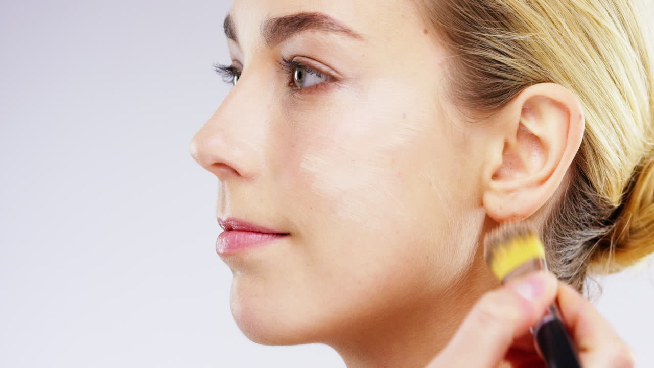 la afortunada señora recibiendo un cambio de imagen