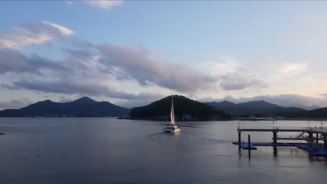 Aguas-Tranquilas-En-La-Isla-De-Geoje-Con-Catamarán-Navegando-En-Un-Día-Soleado-En-Corea-Del-Sur