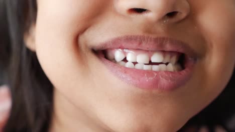 primer plano de la boca sonriente de un niño