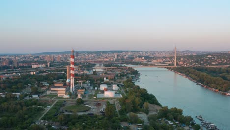 Am-Nachmittag-Schoss-Ein-Lastwagen-über-Ein-Kraftwerk-In-Belgrad,-Serbien