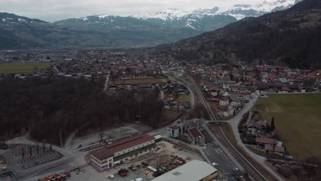 Das-Industriegebiet-Neben-Der-Autobahn-A40-Und-Dem-Viadukt-Egratz-In-Den-Französischen-Alpen-Auf-Dem-Weg-Nach-Italien-Durch-Den-Montblanc-Tunnel