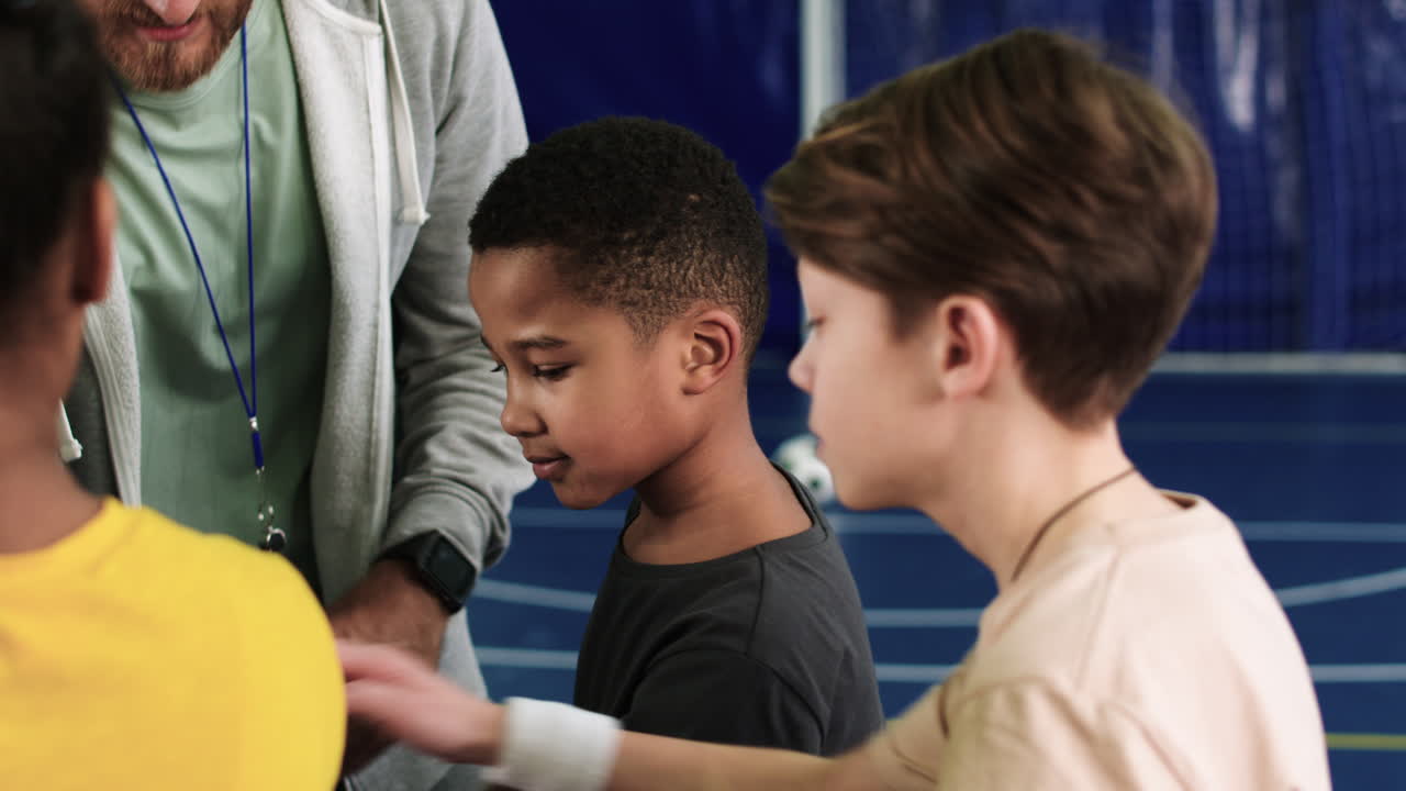 아이들과 트레이너는 중앙에 손을  ⁇ 습니다.