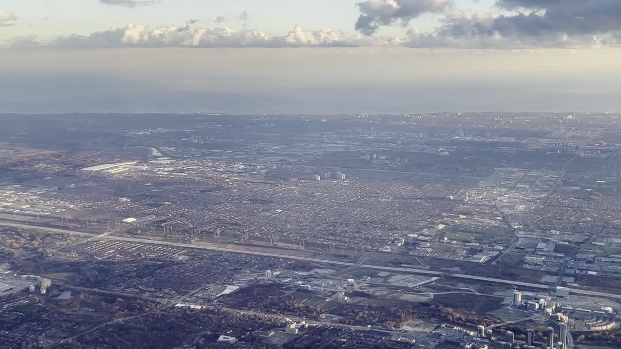 vista aérea del área suburbana de toronto vista desde un avión que se acerca al aeropuerto