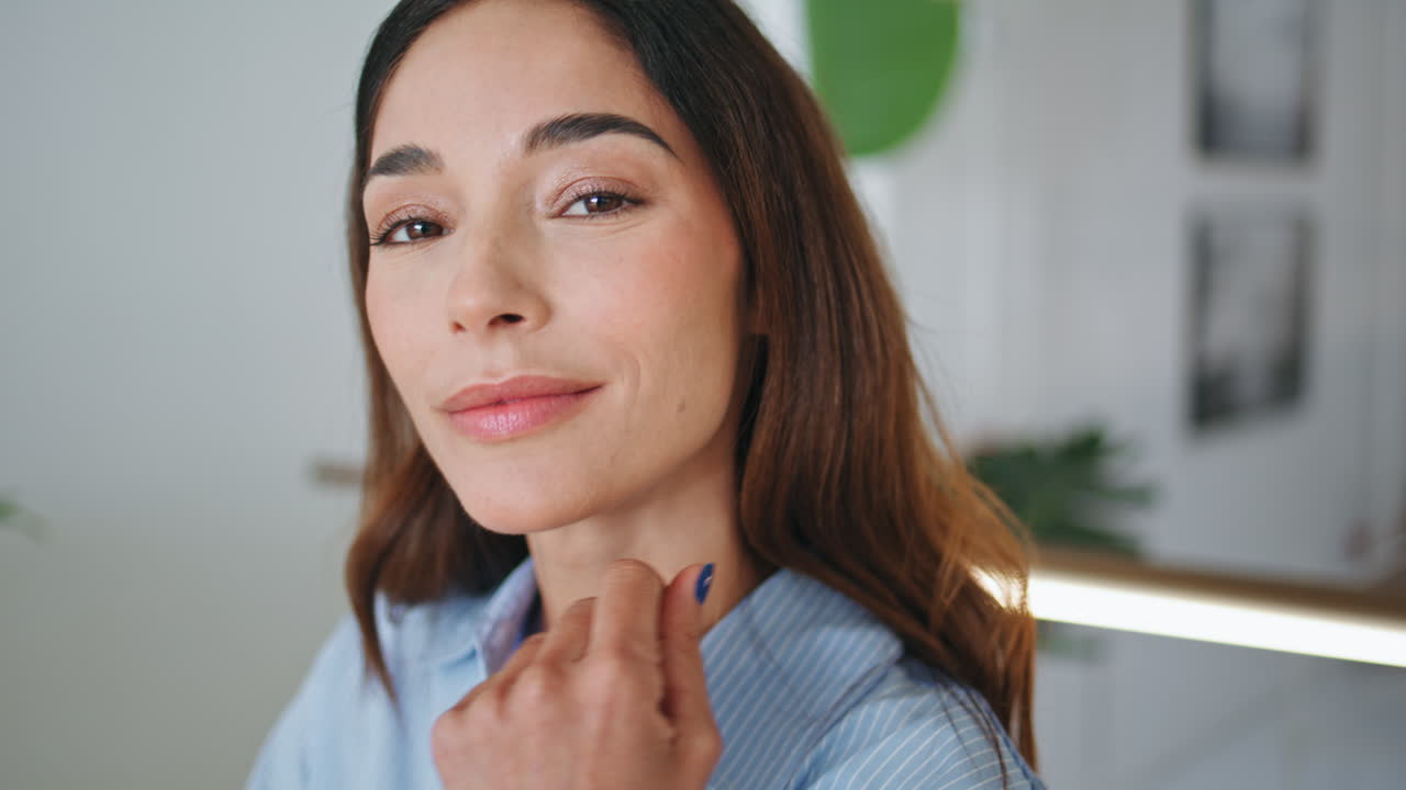 retrato del gerente creativo posando en la oficina. mujer atractiva y segura mira hacia otro lado