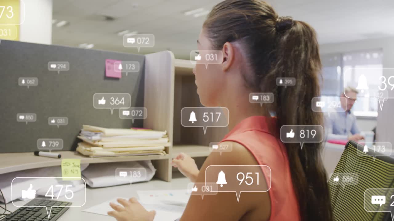 animación de iconos y números de las redes sociales sobre una mujer de negocios caucásica