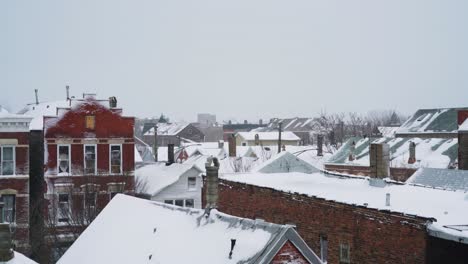 寒冷的冬天,城市環境中雪覆蓋的房屋