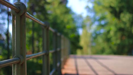 Kurze-Tiefenschärfeaufnahme-Eines-Handlaufs-Und-Einer-Brücke-Mit-Wechselndem-Fokus