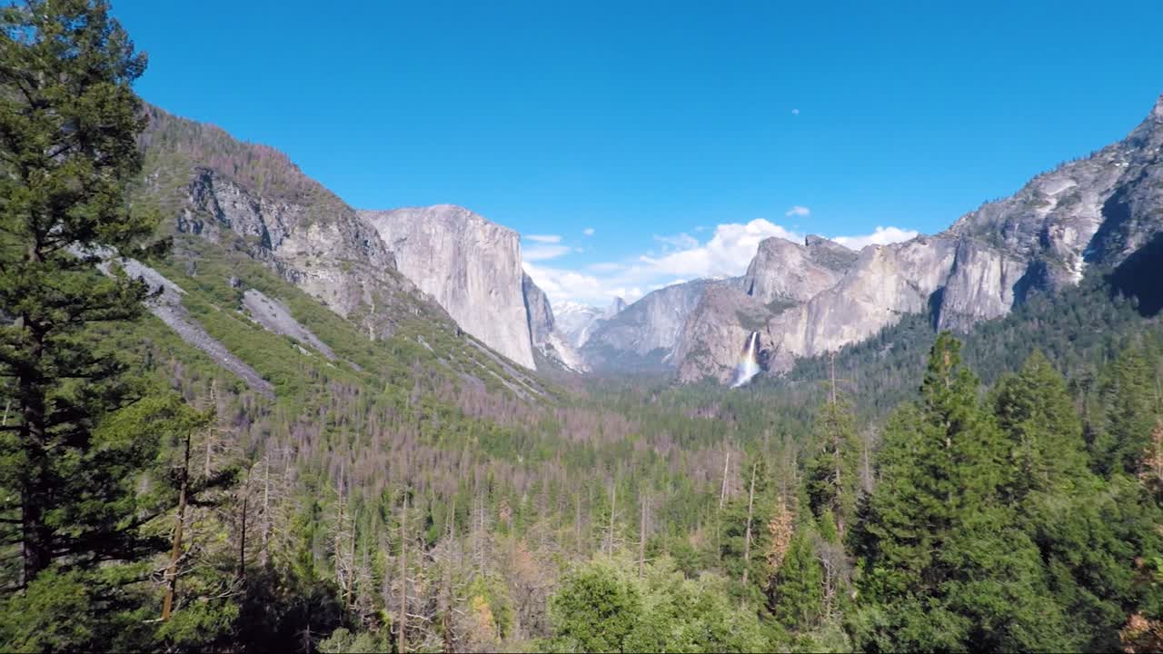 valle de yosemite con velo de novia cae desde la vista del túnel, parque nacional de yosemite