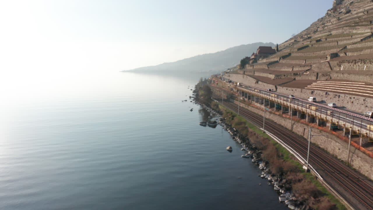 크고 아름다운 호수 옆 바쁜 도로의 공중