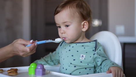 el bebé está siendo alimentado