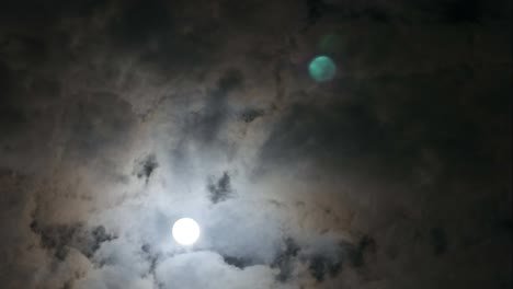 nube corriendo en el cielo con la luna