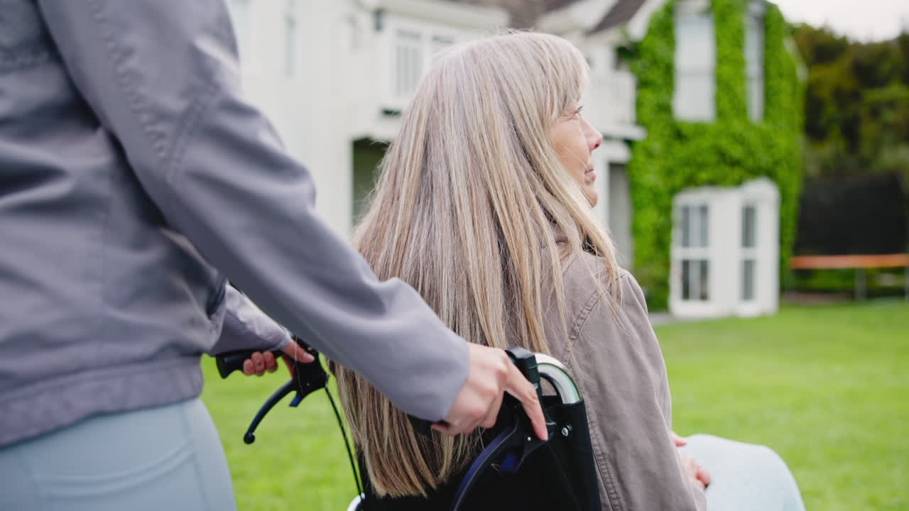 손, 체어, 그리고 은 여자