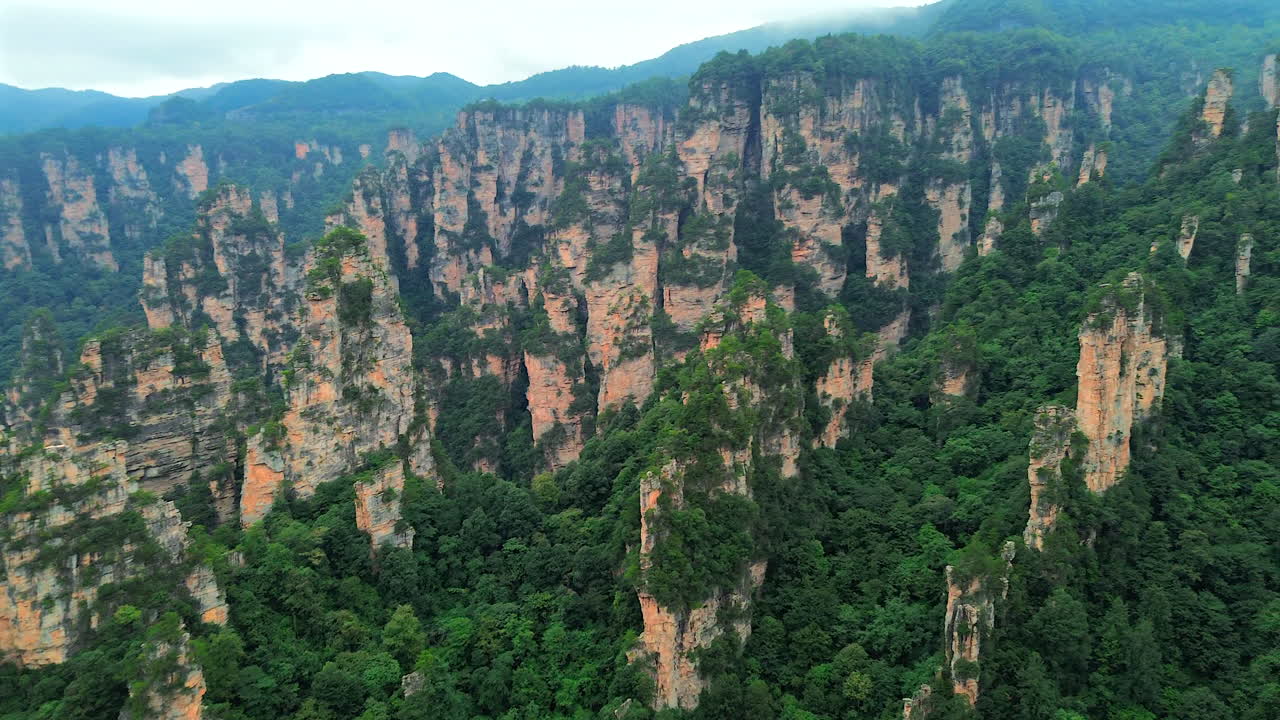 Una vasta veduta cinematografica degli imponenti pilastri di arenaria-quarzo a Zhangjiajie, provincia di Hunan. Queste antiche formazioni sono servite da ispirazione visiva per il film Avatar.