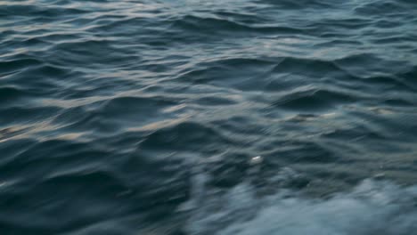 movimiento de agua de mar mientras navega en un pequeño barco en el puerto de malta