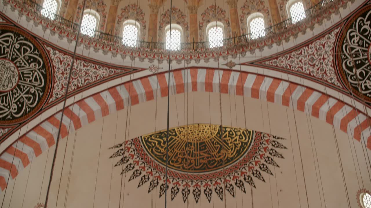 decoración de arte en la bóveda de la cúpula dentro de la mezquita islámica. dibujos religiosos en la cápita de una antigua mezquita. arquitectura islámica religiosa vista interior