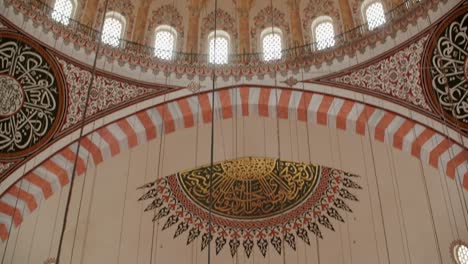 kunst decor op koepel gewelf binnen islamitische moskee. religieuze tekeningen op de koepel van een oude moskee. godsdienstige islamitische architectuur binnenzicht